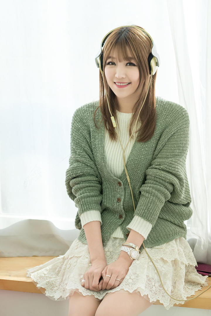 戴着耳机的韩国美女主播李恩慧写真