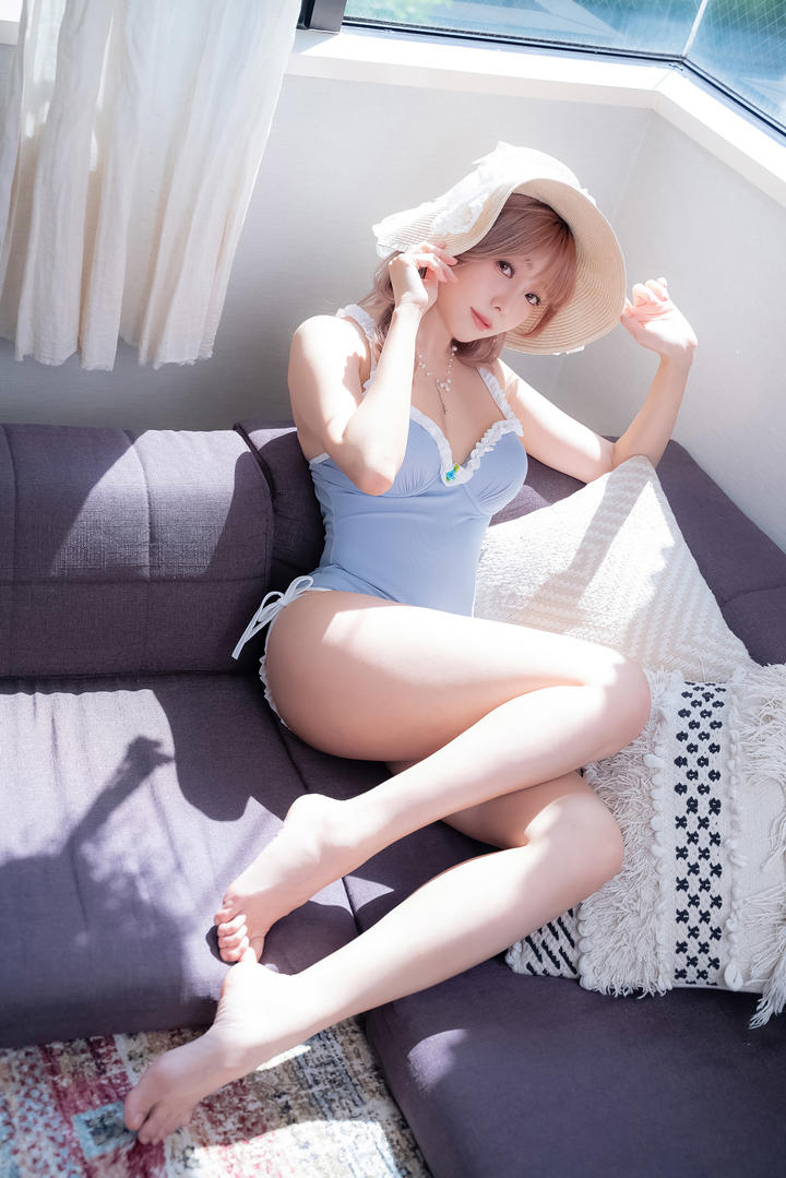 沙发上穿泳装的清纯美腿美女私房照图片大全