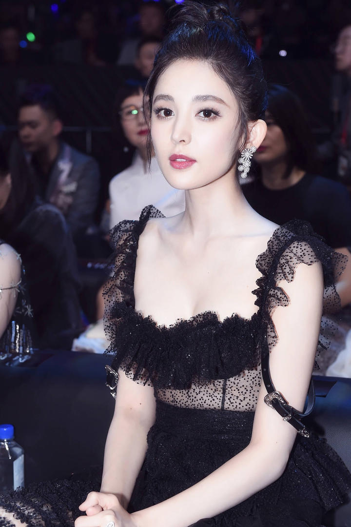 漂亮女明星古力娜参加扎颁奖晚会高清图片