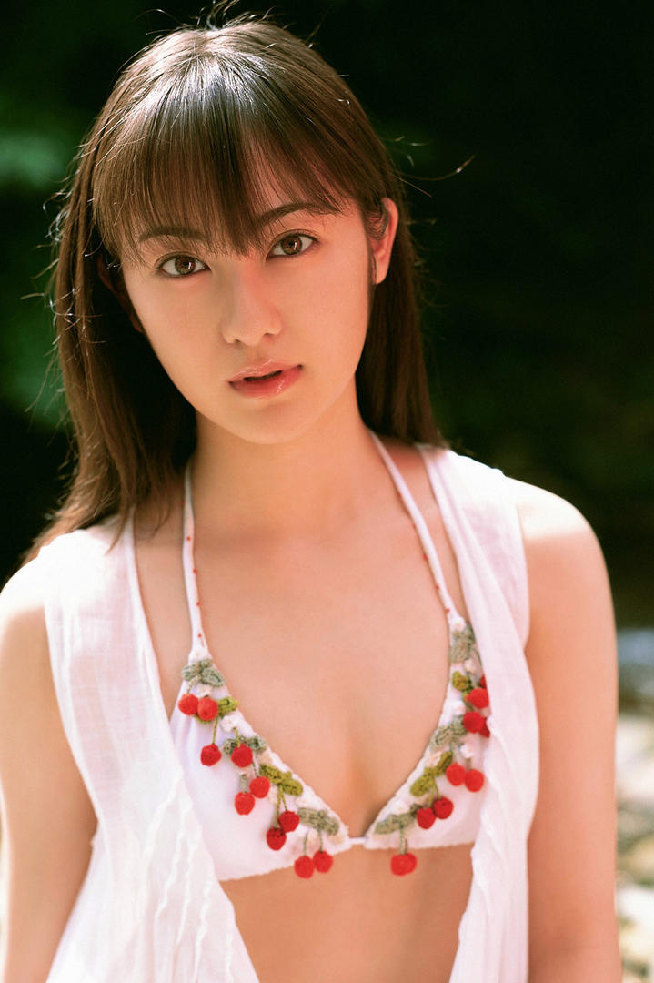 日本清纯泳装美女户外大胆写真图片