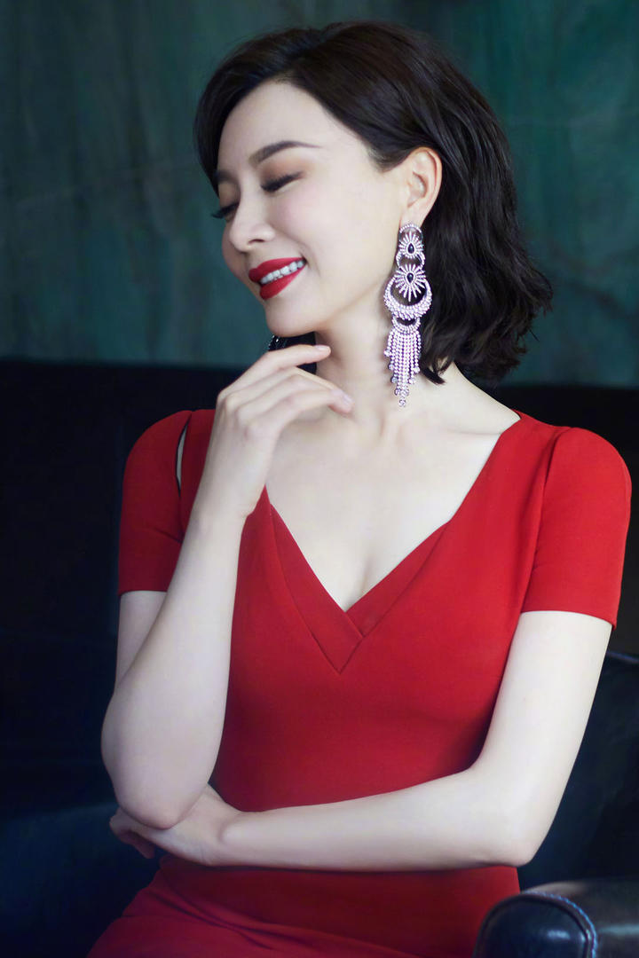 微笑的极品气质美女陈数图片