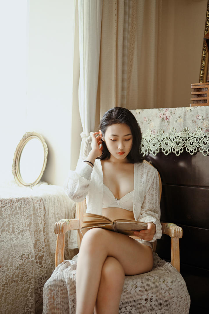 看书的恬静美女沈伊气质美女写真图片