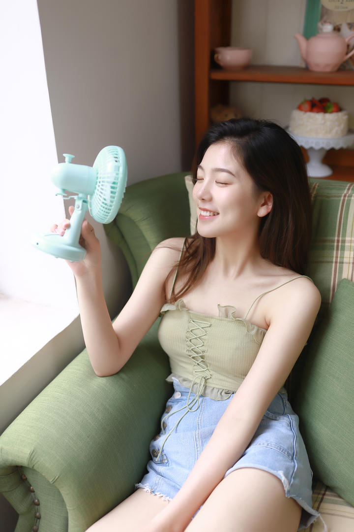 吹风扇的日韩甜美女生温柔写真图片