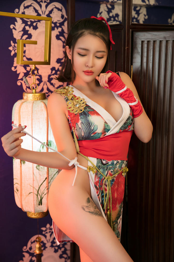 穿着暴露的高清性感美女图片