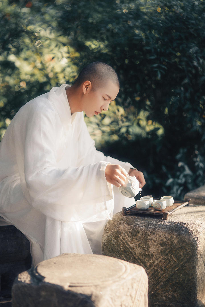 倒茶的小和尚高清艺术写真