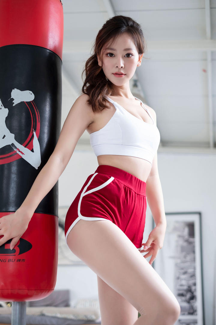 高清国内白皙美腿美女健身图片