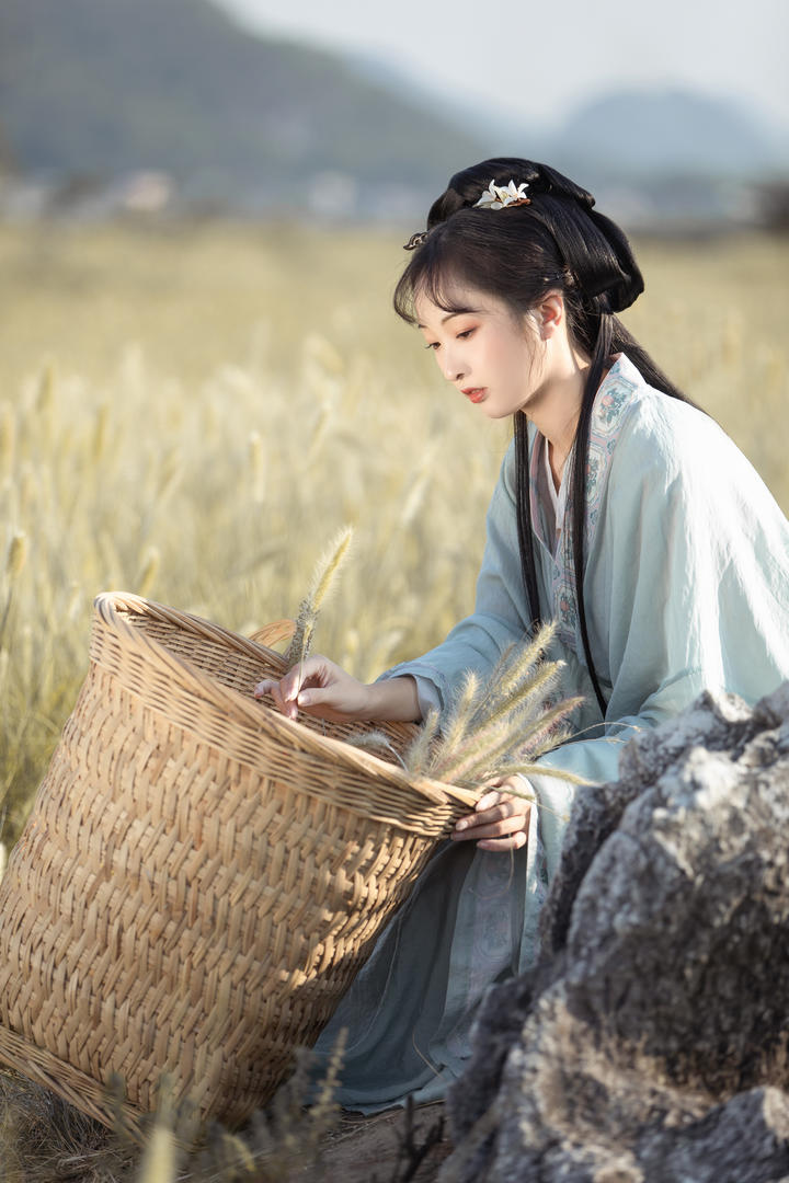 中国古装美女艺术照户外摄影写真图片