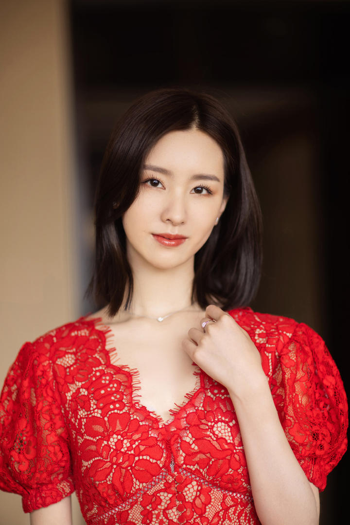 高清红裙美女明星陈都灵写真图片