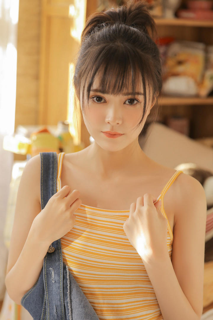 解开背带裤的清纯女生头像真人写真图片