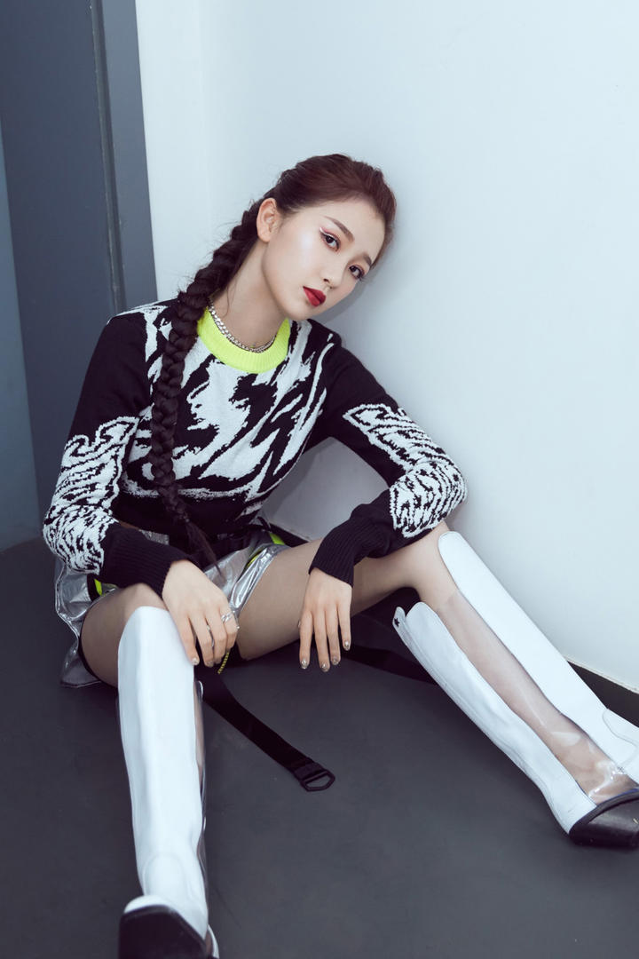 坐在地上的美女明星虞书欣