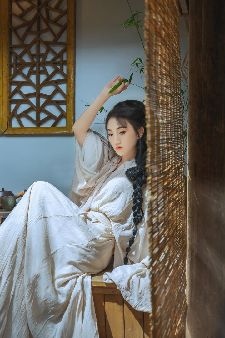 扎着麻花辫的古装汉服美女禅意古风艺术照
