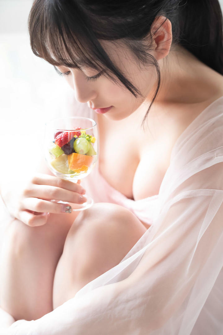 喝水果茶的日本薄纱睡衣性感少美妇私密写真照片
