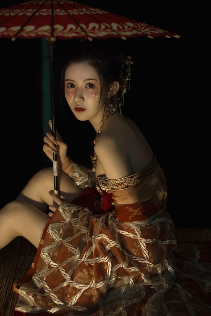 半露香肩的性感古装美女艺术写真图片