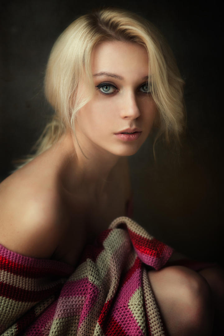 欧美金发美女肖像艺术写真图片