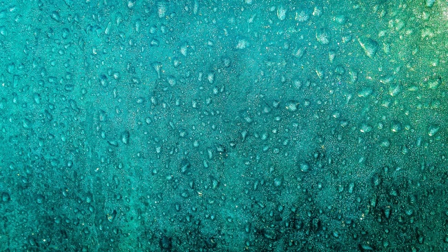 蓝色雨滴玻璃背景图片