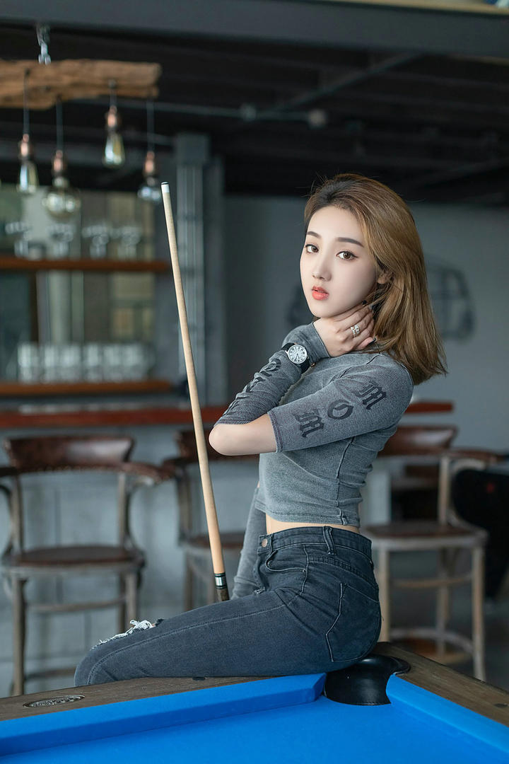 打台球的美女