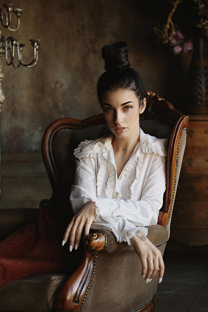 坐在椅子上的欧美美女写真