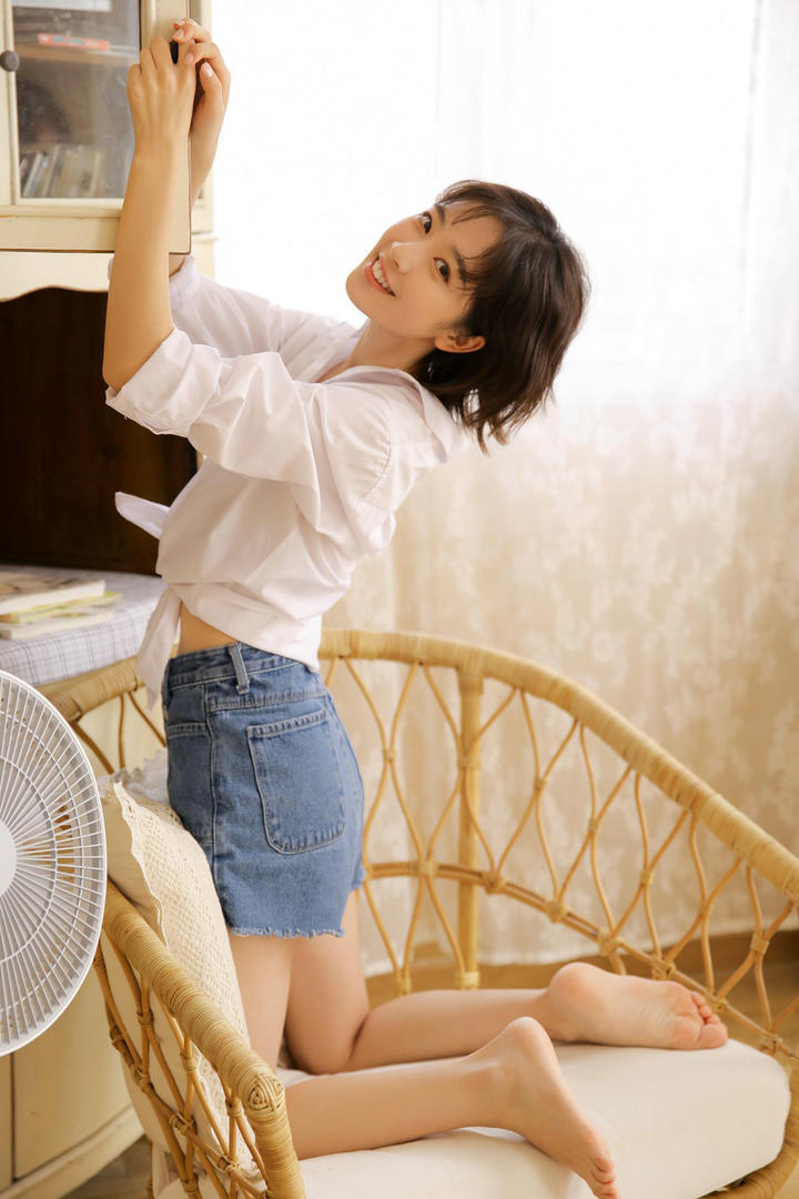 短发甜美清纯美女学生白色衬衫写真图片