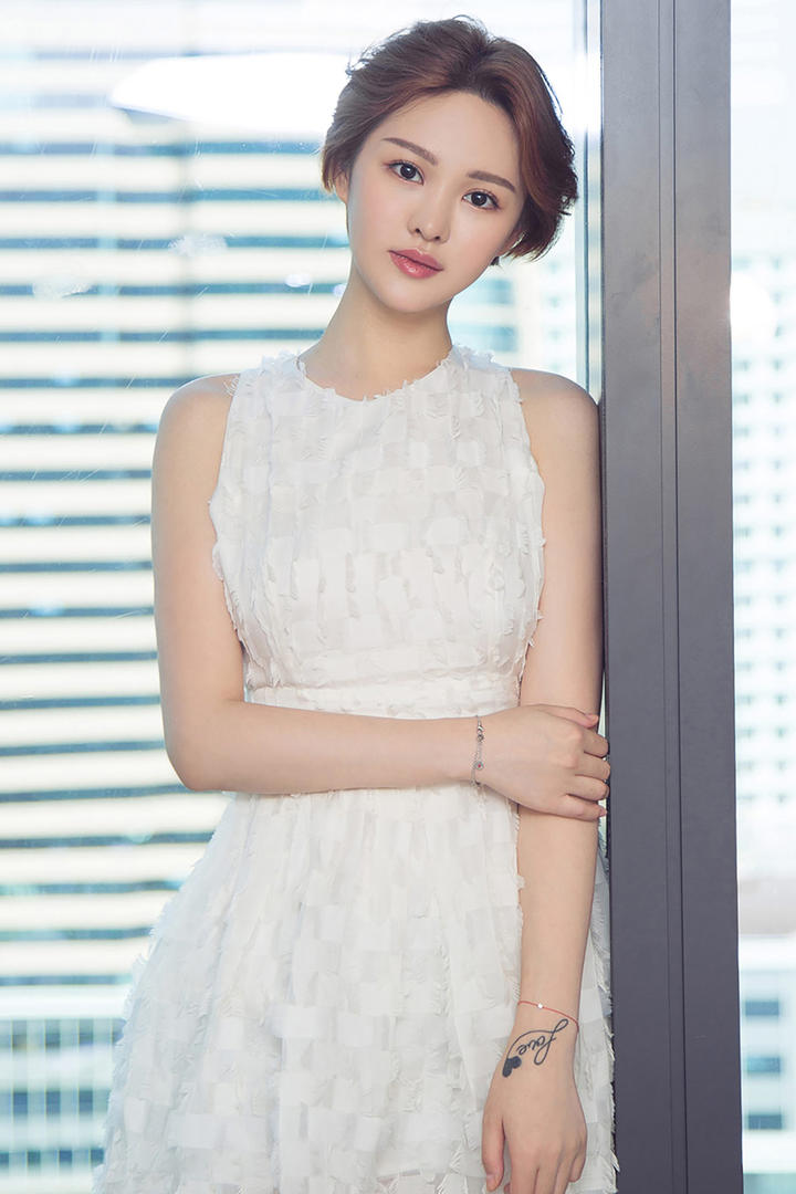 靠在门边的国内短发美女图片