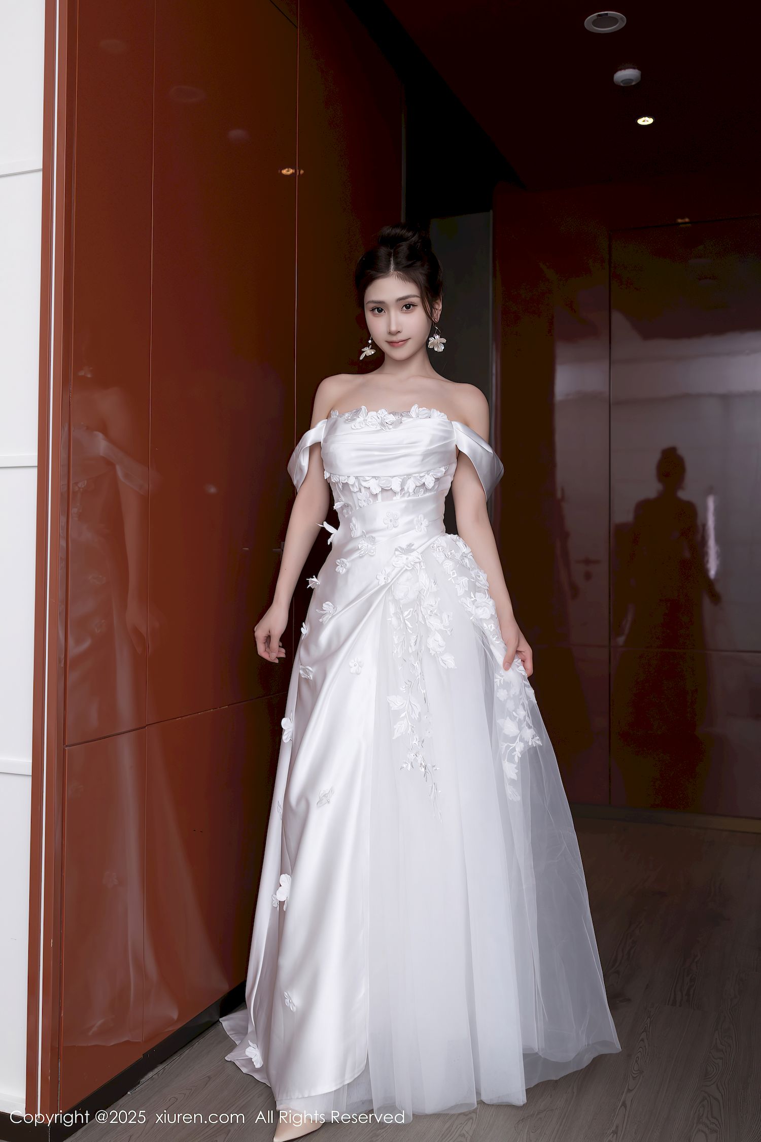 秀人网新人刘婷婷白色婚纱肉色丝袜性感写真