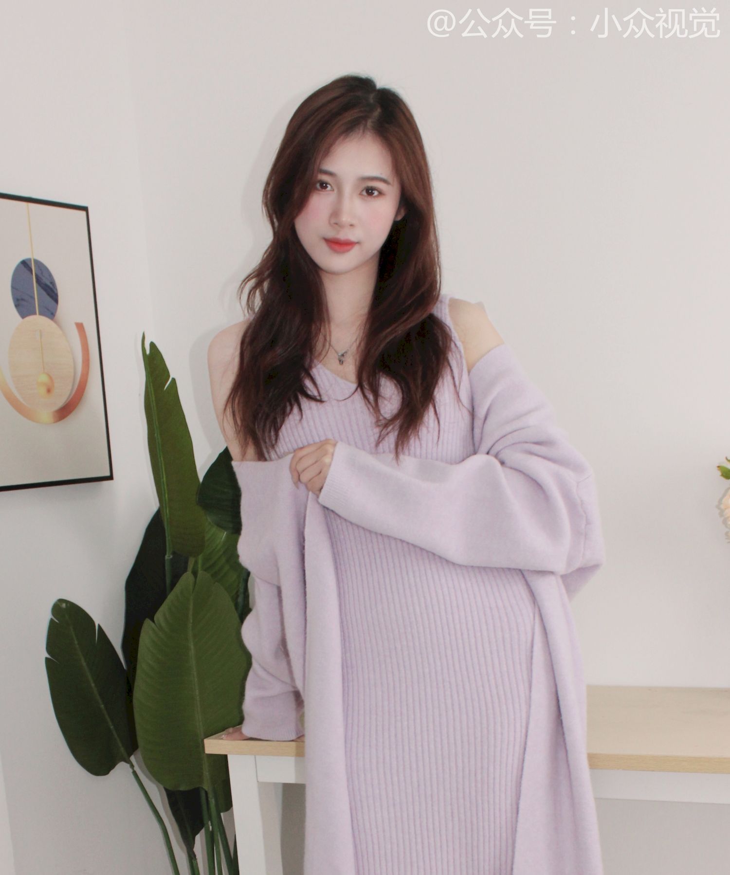 小众视觉模特惠子浅紫露肩针织衫居家风格写真
