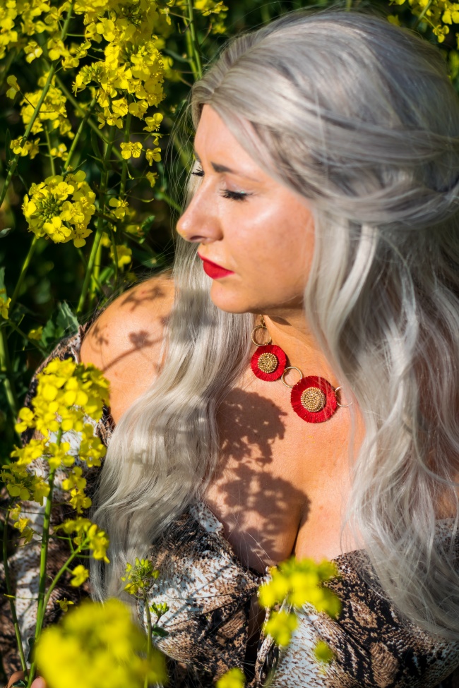 奶奶灰发型美女写真图片