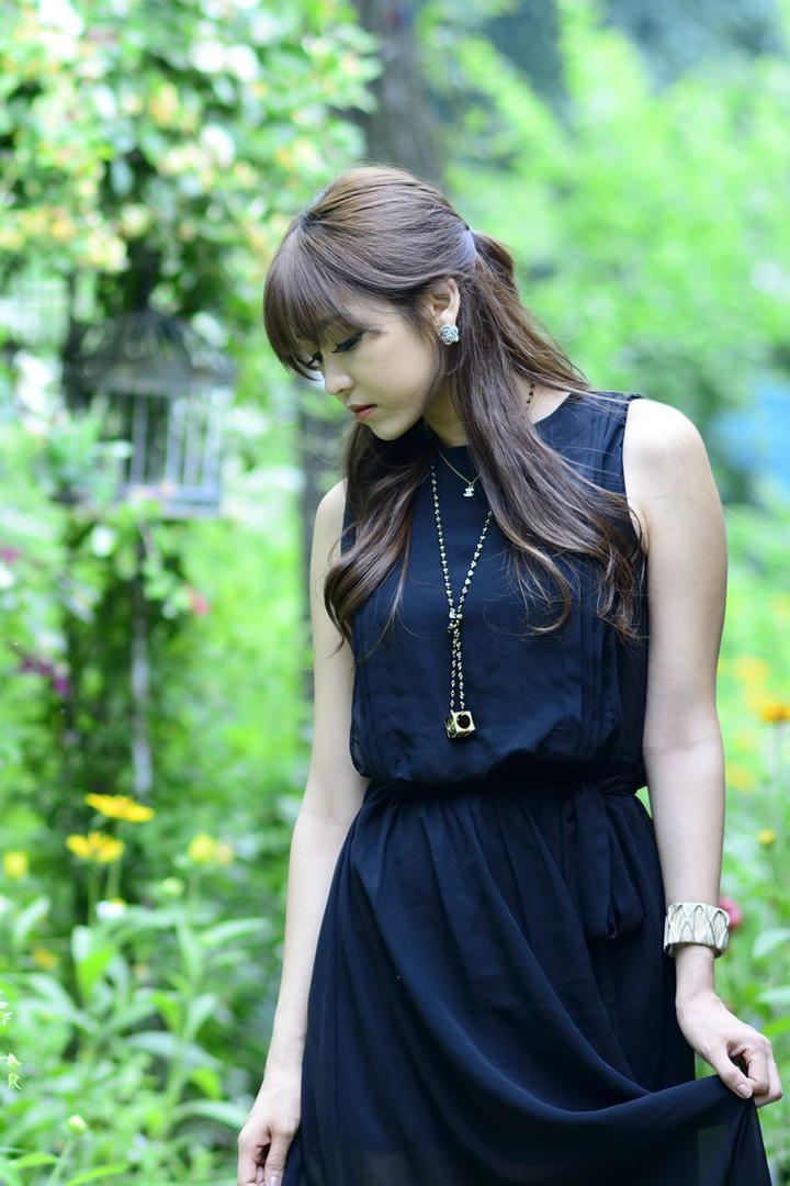 站在草丛中的高清韩国美女摄影写真