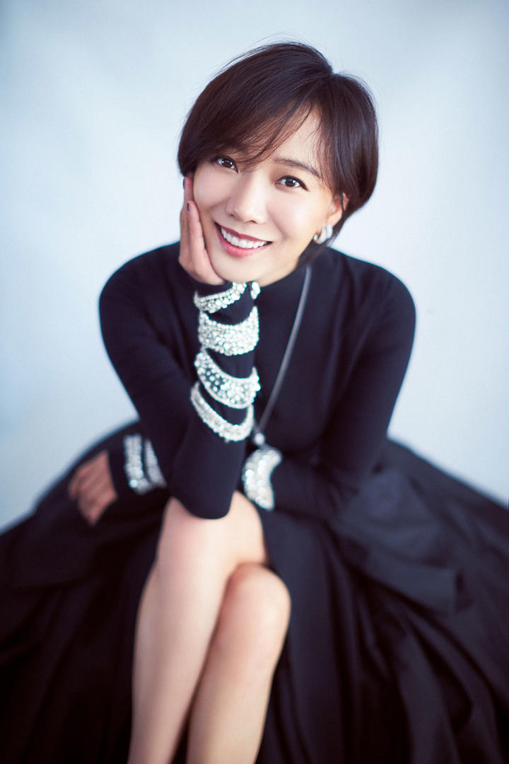 中国短发女明星王珞丹时尚写真壁纸图片