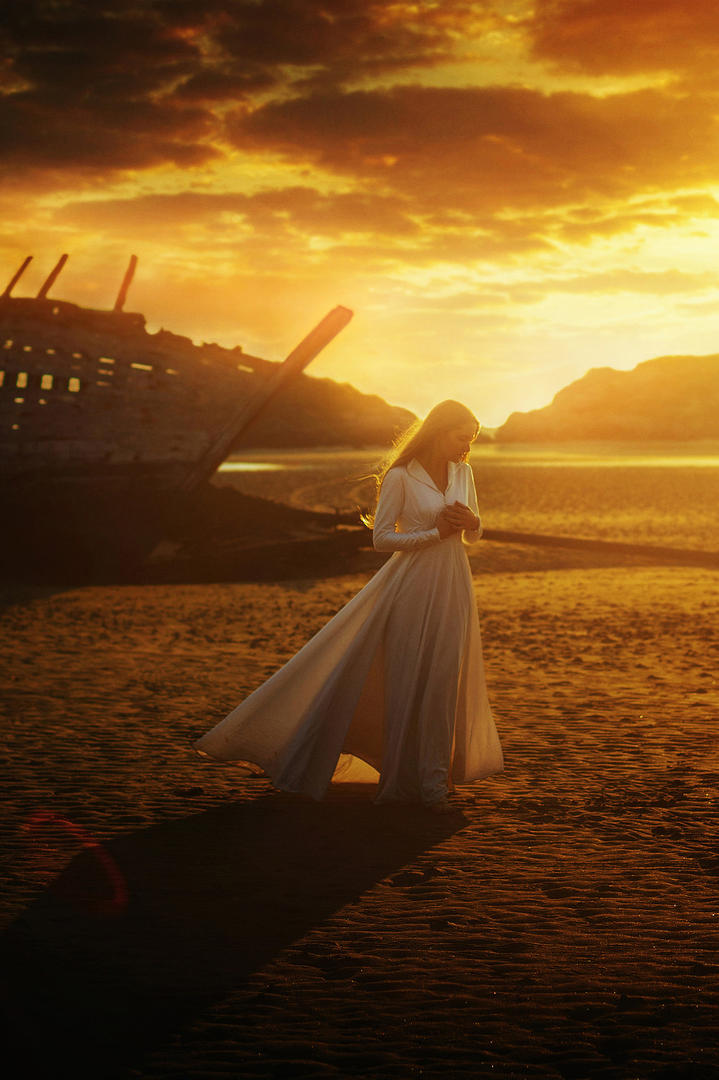 站在夕阳下的唯美女生艺术图片