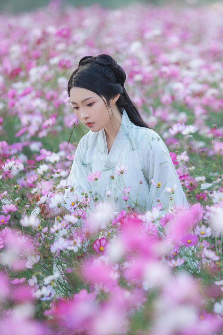 花丛中的古典汉服气质美女模特写真图片