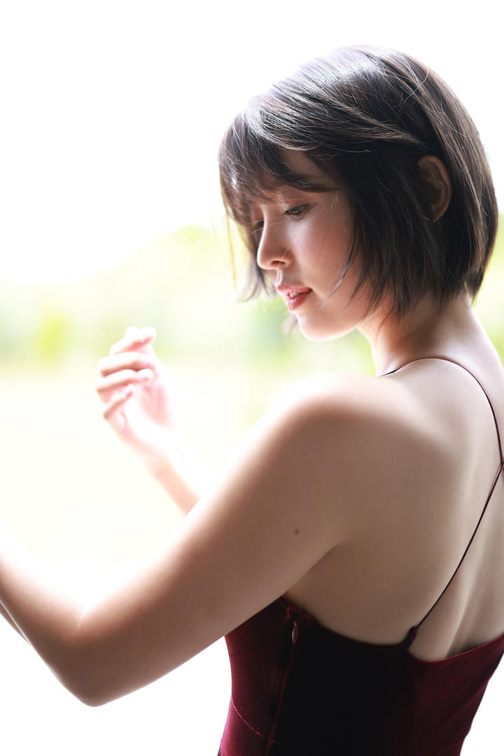 日本性感美女丝滑香肩诱惑图片