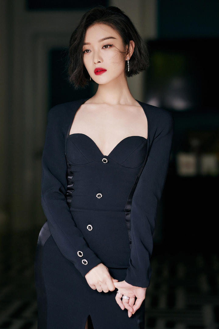 倪妮性感红唇短发写真图片