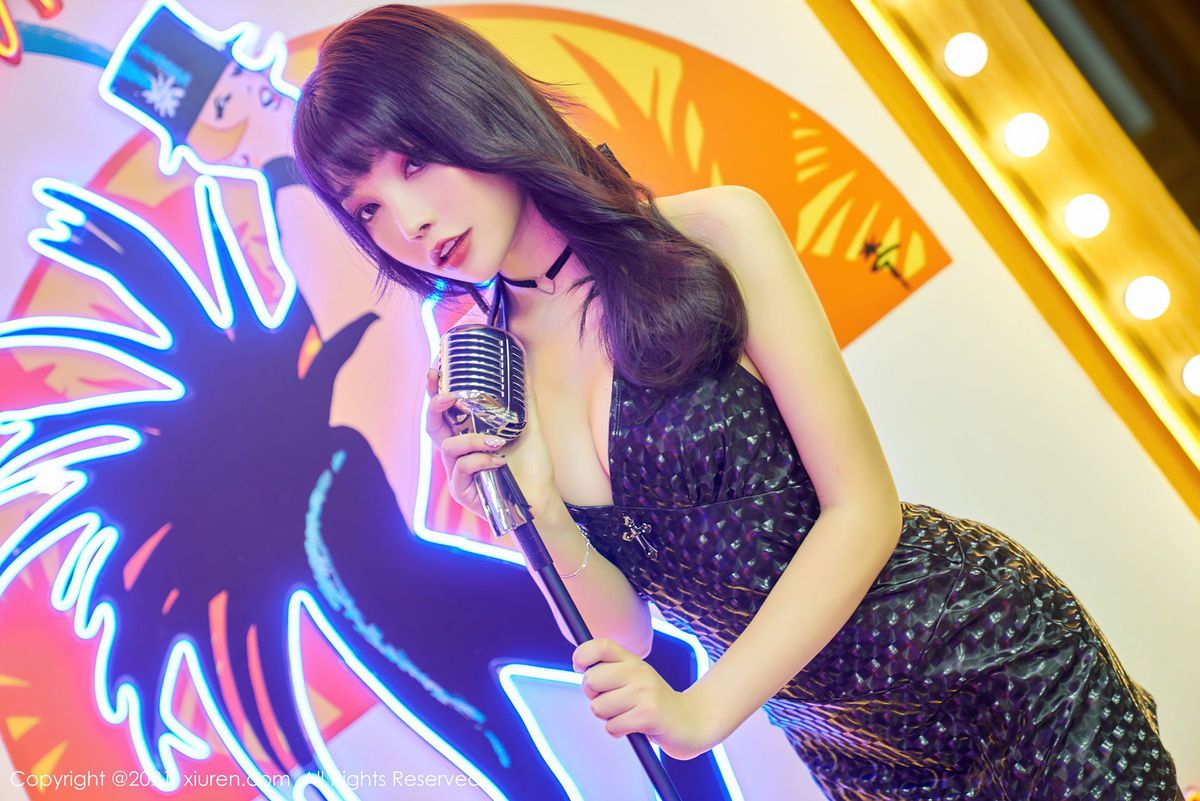 秀人网性感女神芝芝Booty丝袜秀腿&黑色吊裙台球女郎套图
