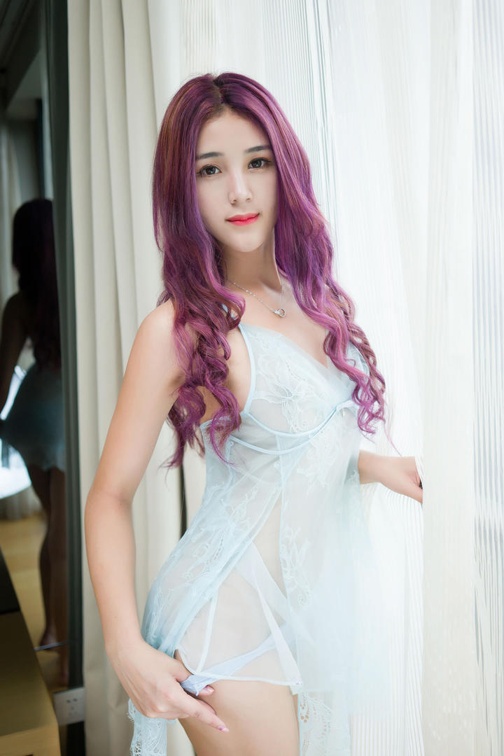 穿着半透明睡衣的性感美女