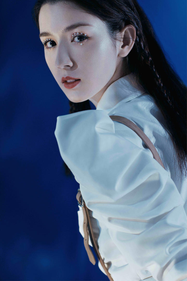 90后美女明星哈尼克孜高清艺术照写真图片