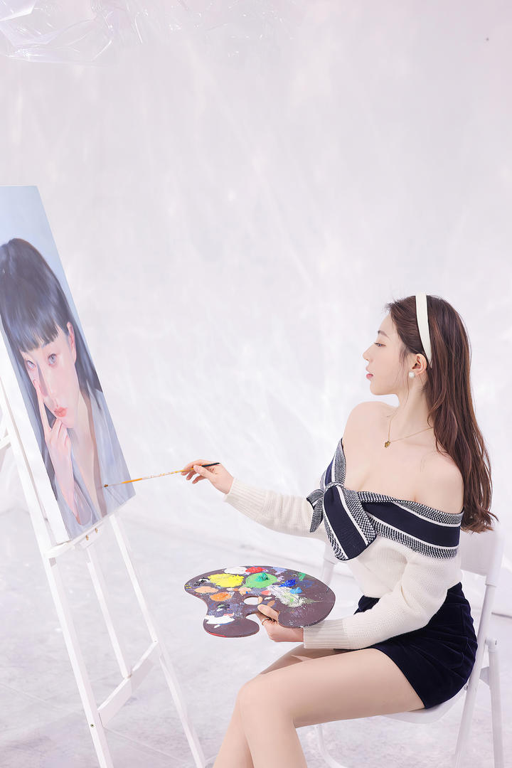 专心绘画的美腿学生妹刘奕宁MM131美女高清写真图片
