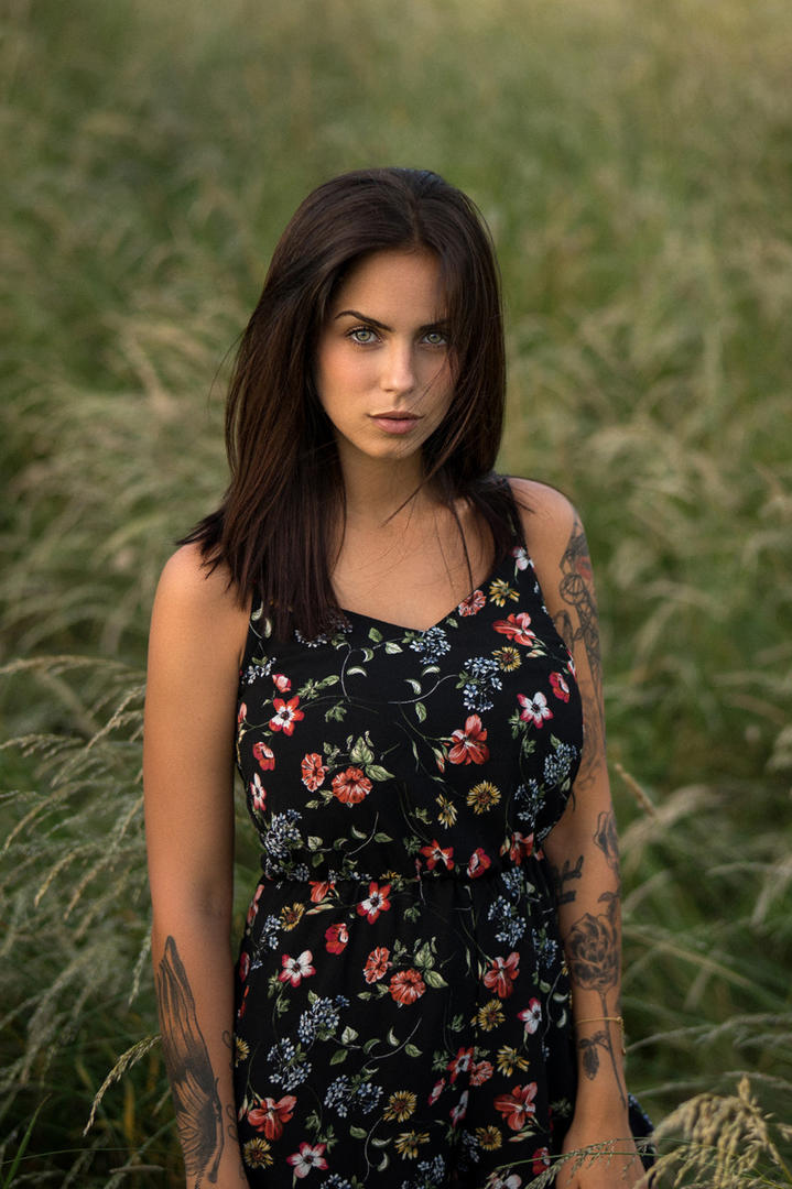 站在草丛里的国外美女摄影图片