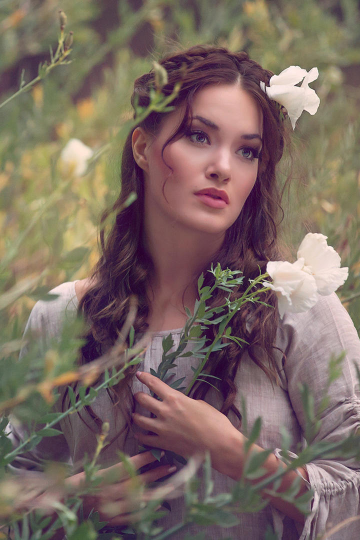 超清头戴花朵的欧美女生写真