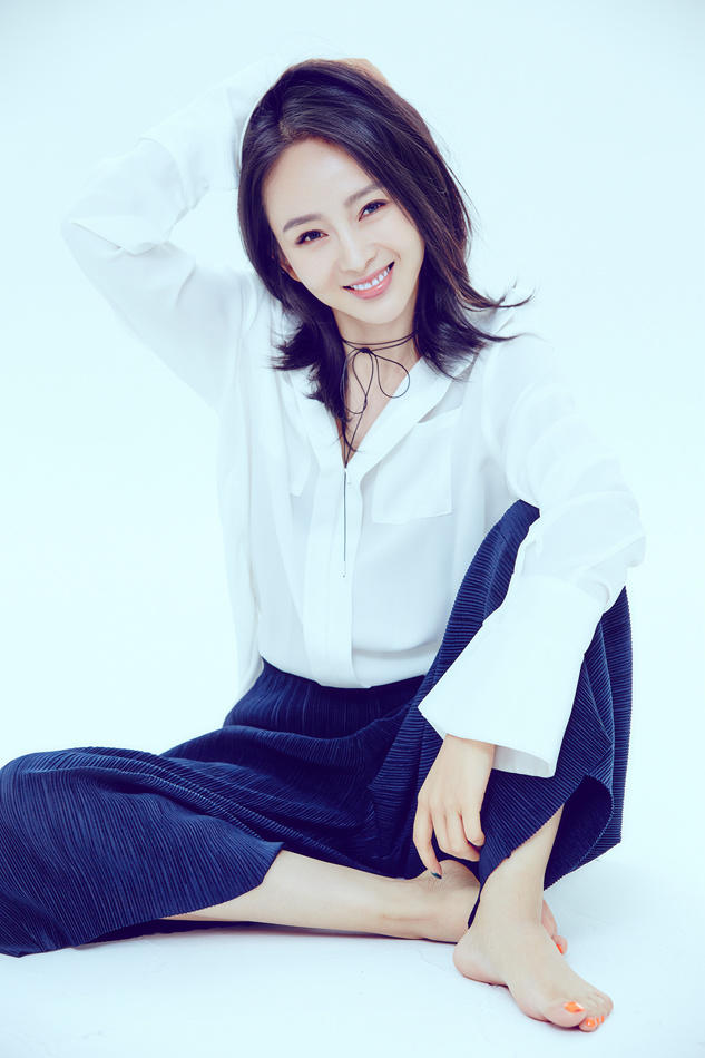 美女明星夏一瑶白色衬衣时尚写真图片