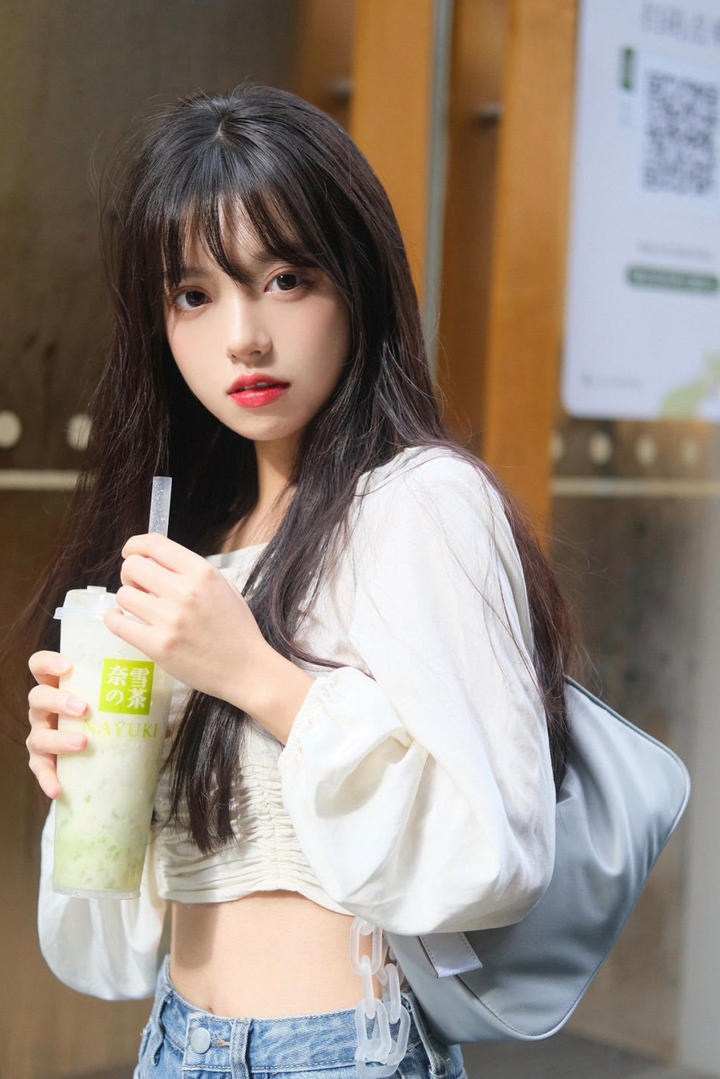 喝奶茶的甜美漂亮网红主播写真图片