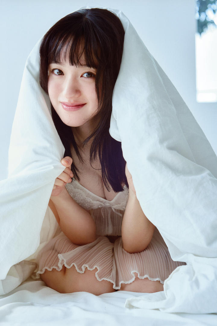 躲在被子里的小可爱日本美少女美女人体艺术图片