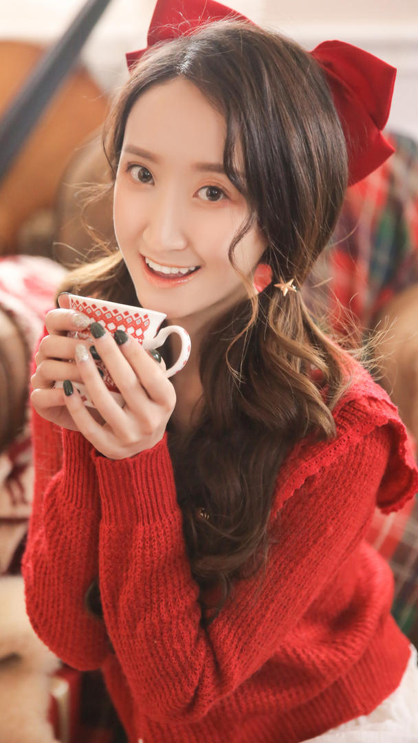 握着杯子的红衣清纯女生头像图片