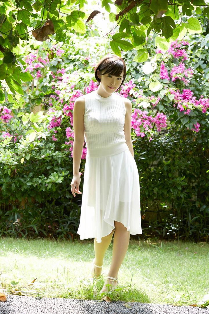 花丛里的日本短发美女写真