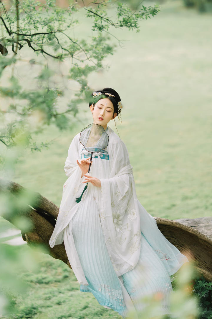 坐在树上的仙气飘飘古风女生头像图片