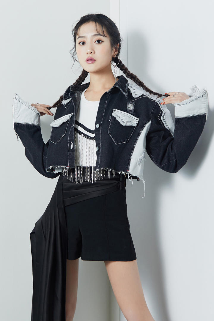 梳着麻花辫的美女明星王梓薇写真