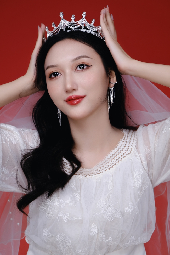 亚洲戴皇冠婚纱美女写真图片