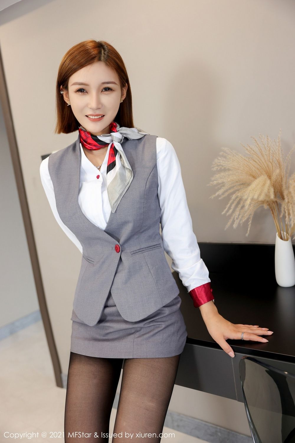 模范学院新人模特王蜜黑丝美腿空姐制服装扮职场OL清爽写真