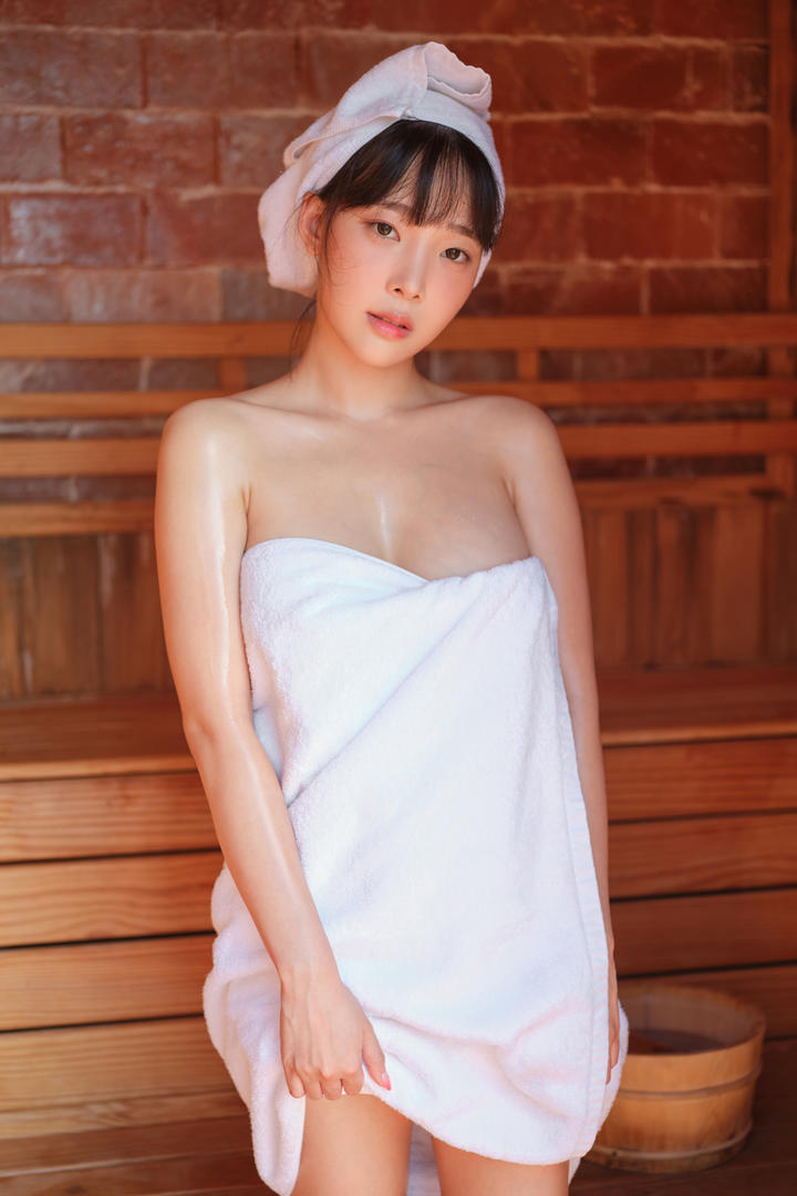 桑拿房里的韩国极品美女裹着浴巾女性全捰艺术照写真图片