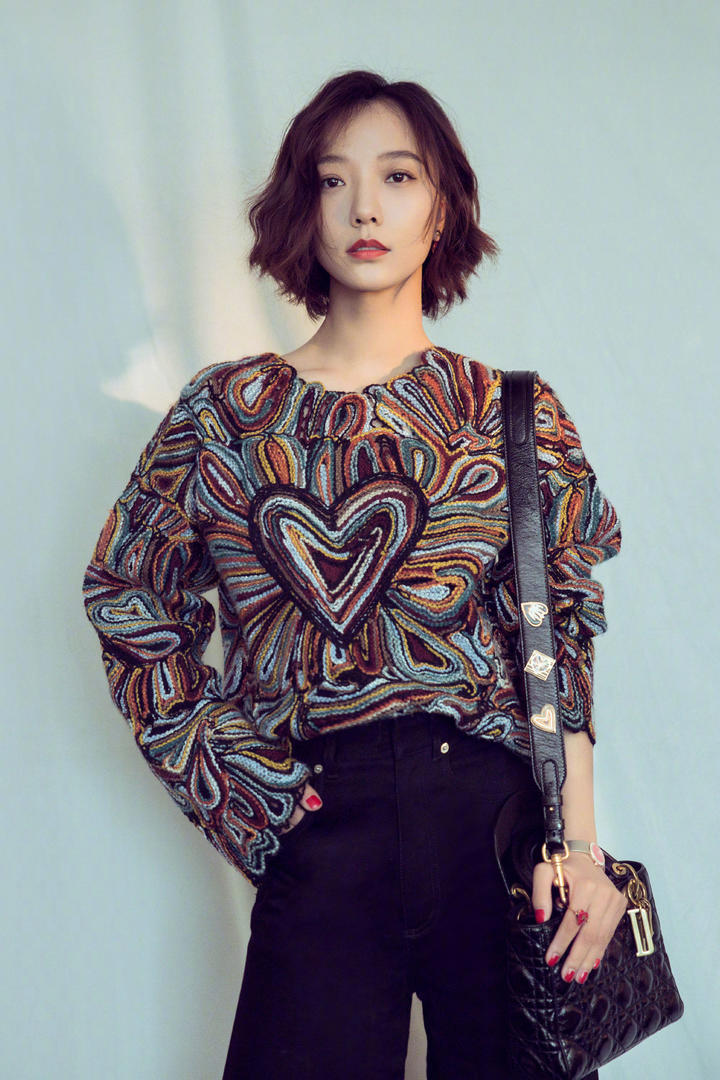 高清中国时尚美女明星王珞丹清爽短发发型图片