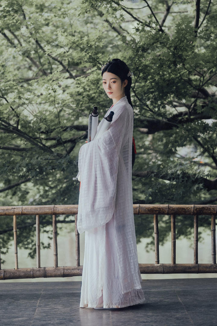 抱着字画的清纯古装汉服美女艺术照